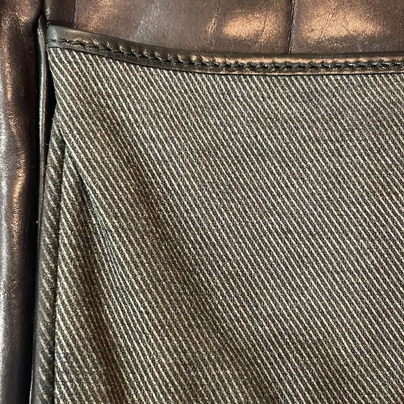 Brahmin black leather crossbody
8.5”length 7”width lying flat. Vintage - Picture 5 of 16